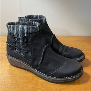 Aetrex Black Nubuck Ankle Booties with Striped Knit Collar. Size 9
